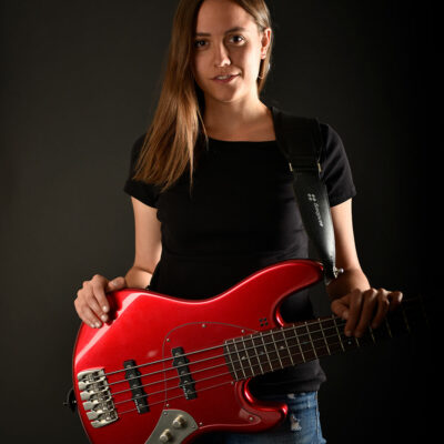 Julia Hofer: Bassistin / YouTuberin bei Thomanns Guitars And Basses